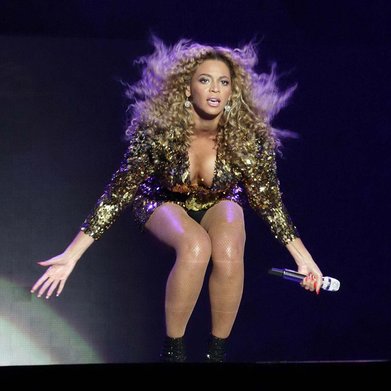 16P Beyonce Knowles exposing her fucking sexy body and nice tits in underwear