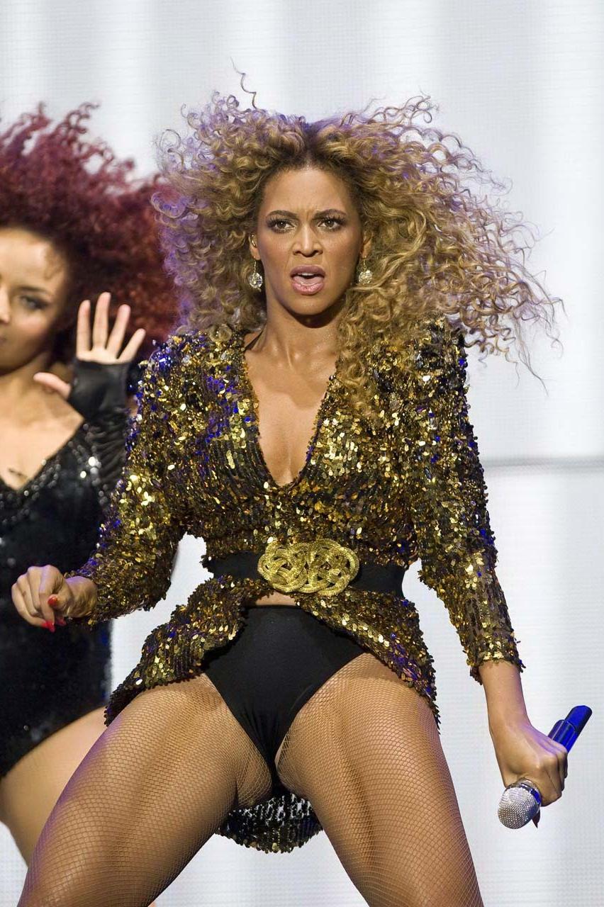 16P Beyonce Knowles exposing her fucking sexy body and nice tits in underwear