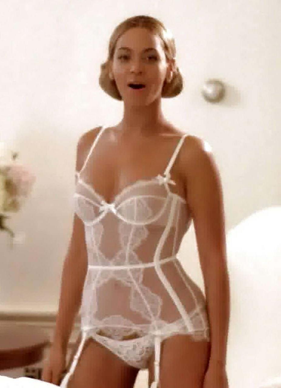 16P Beyonce Knowles exposing her fucking sexy body and nice tits in underwear