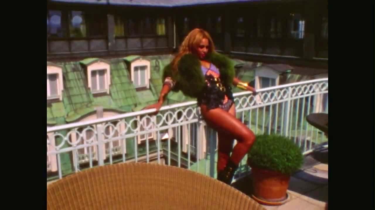 16P Beyonce Knowles exposing her fucking sexy body and nice tits in underwear