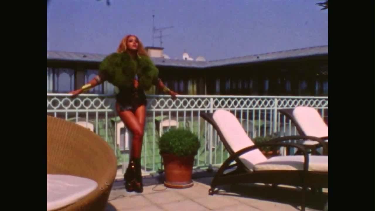16P Beyonce Knowles exposing her fucking sexy body and nice tits in underwear
