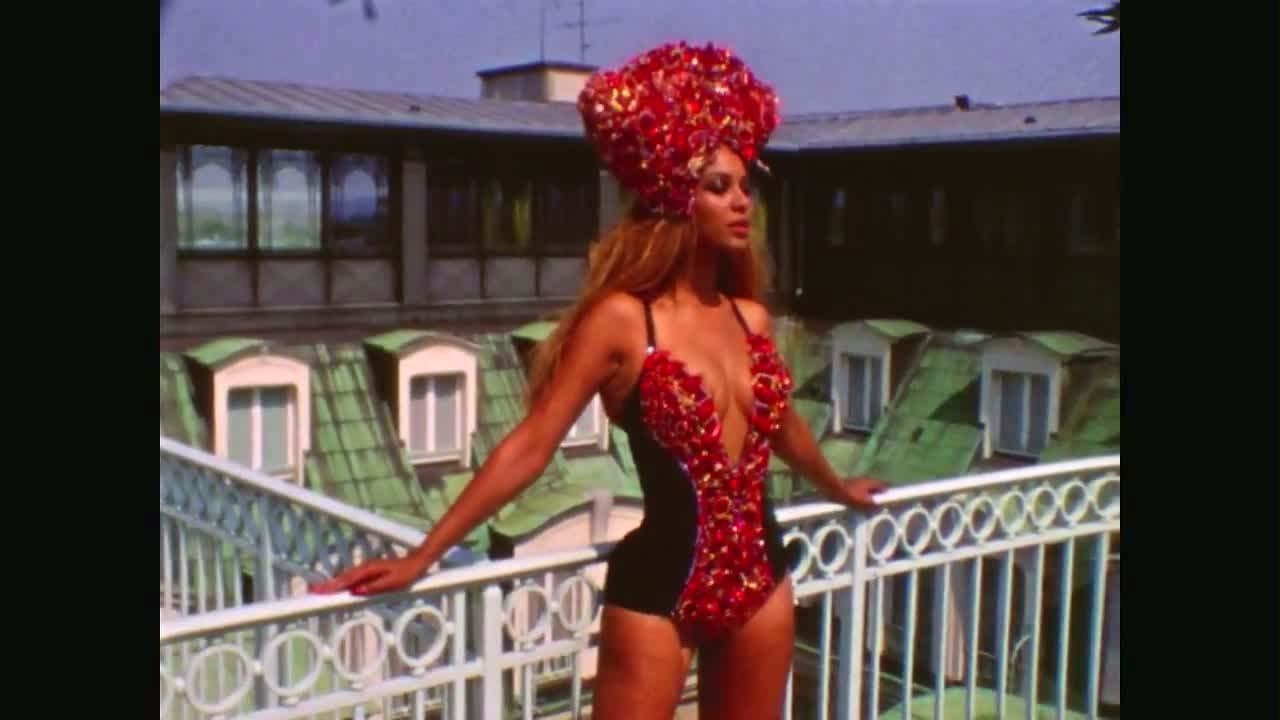 16P Beyonce Knowles exposing her fucking sexy body and nice tits in underwear