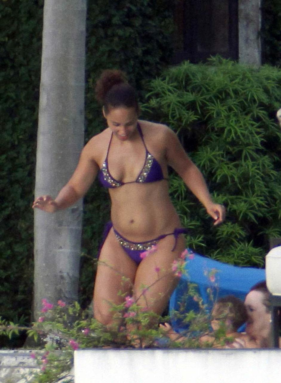 16P Alicia Keys exposing her fucking sexy body and hot ass in bikini on pool