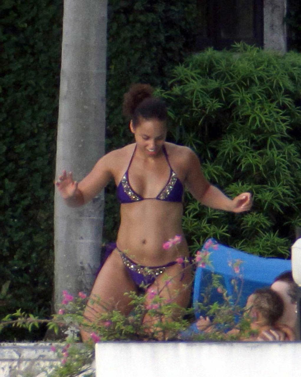16P Alicia Keys exposing her fucking sexy body and hot ass in bikini on pool