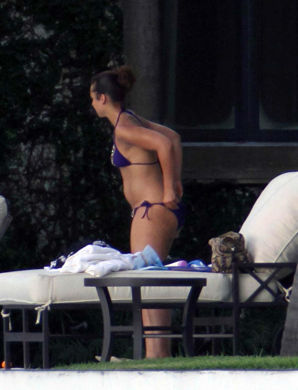 16P Alicia Keys exposing her fucking sexy body and hot ass in bikini on pool