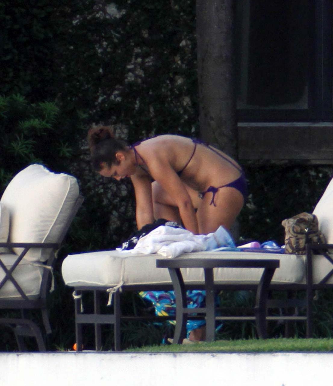 16P Alicia Keys exposing her fucking sexy body and hot ass in bikini on pool