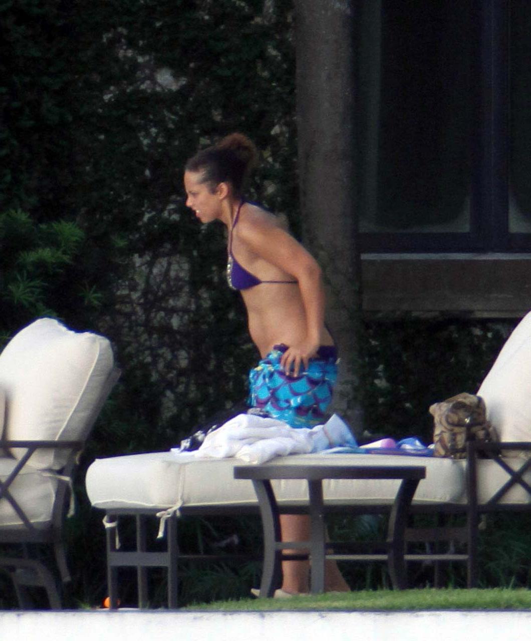 16P Alicia Keys exposing her fucking sexy body and hot ass in bikini on pool