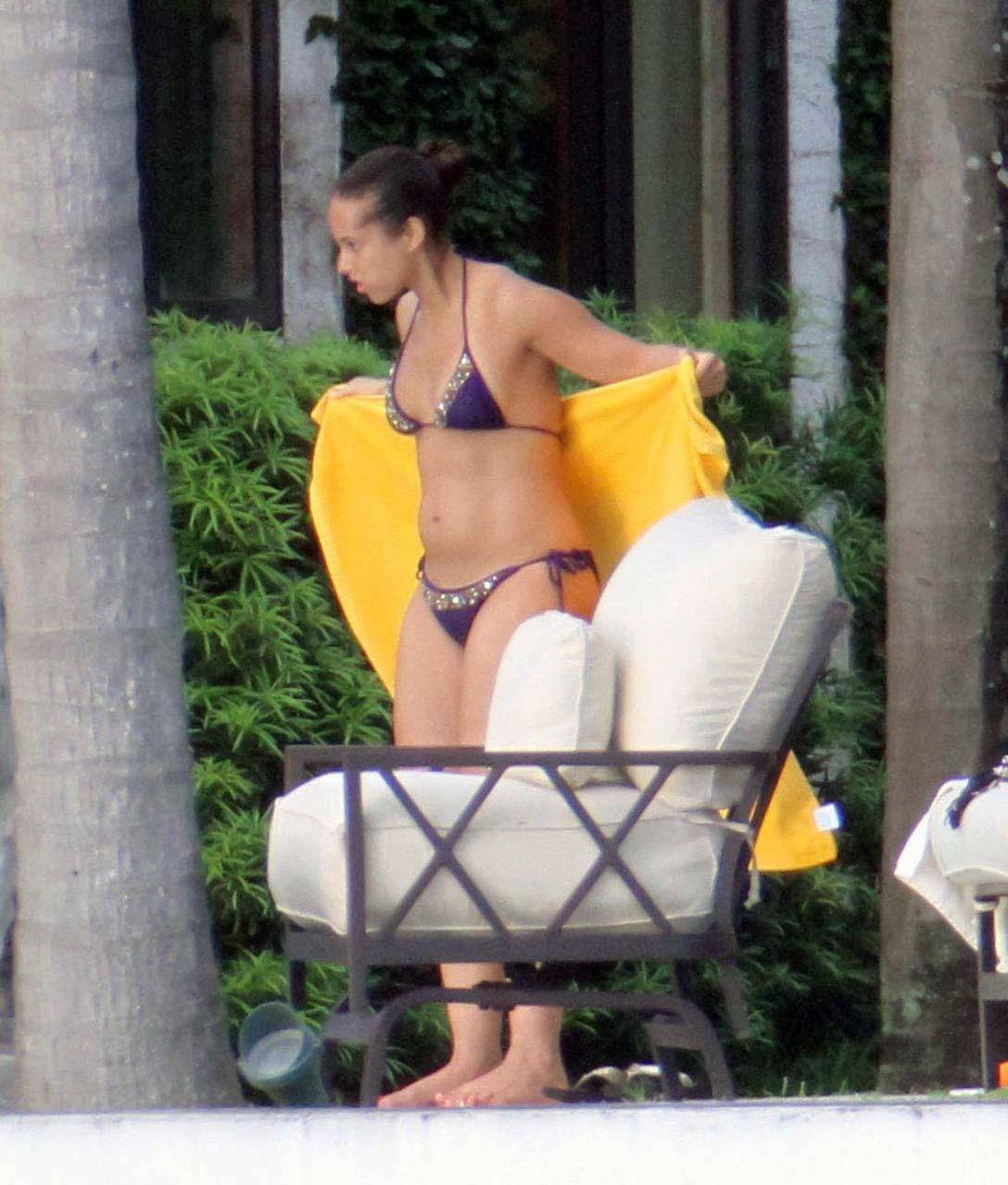 16P Alicia Keys exposing her fucking sexy body and hot ass in bikini on pool