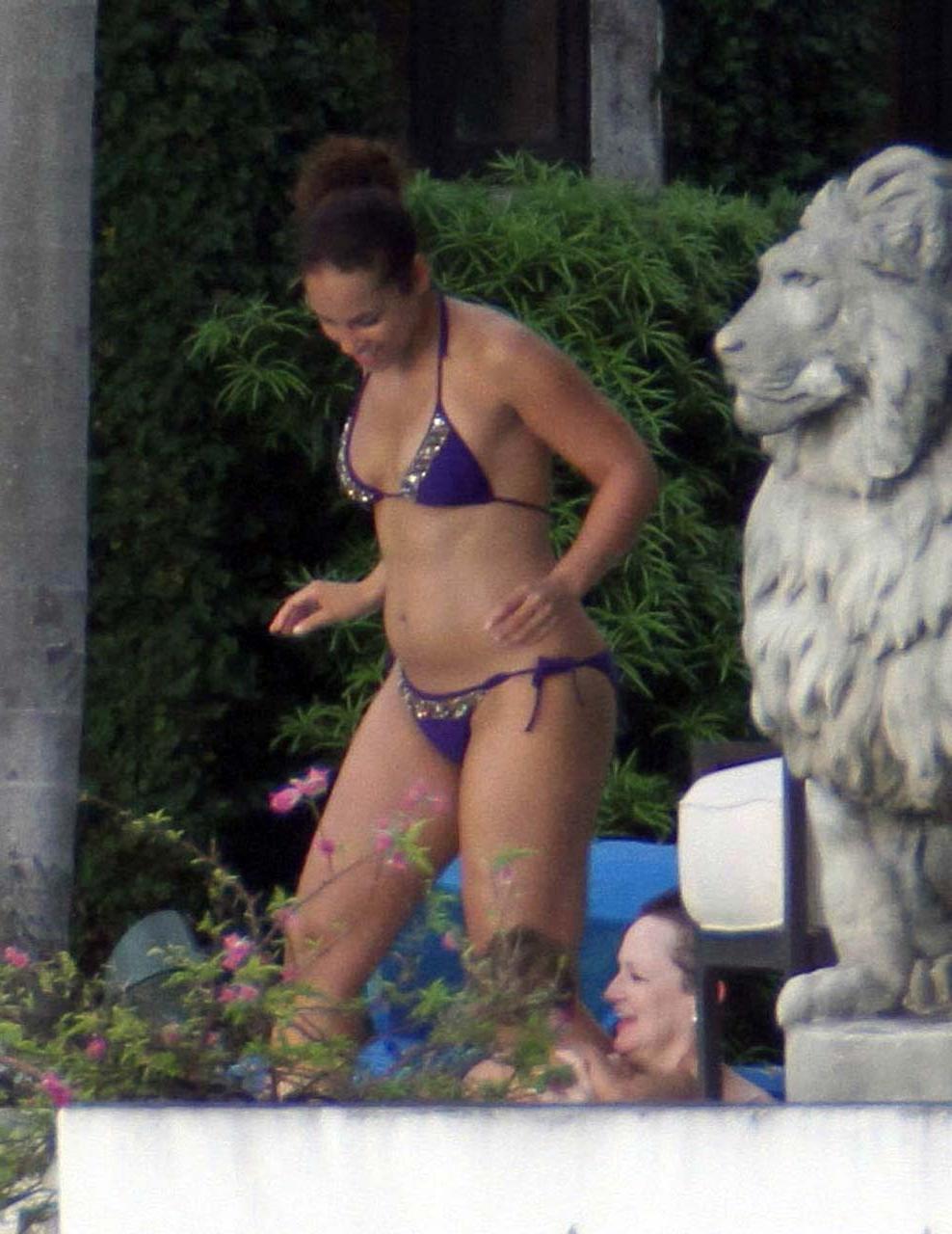 16P Alicia Keys exposing her fucking sexy body and hot ass in bikini on pool