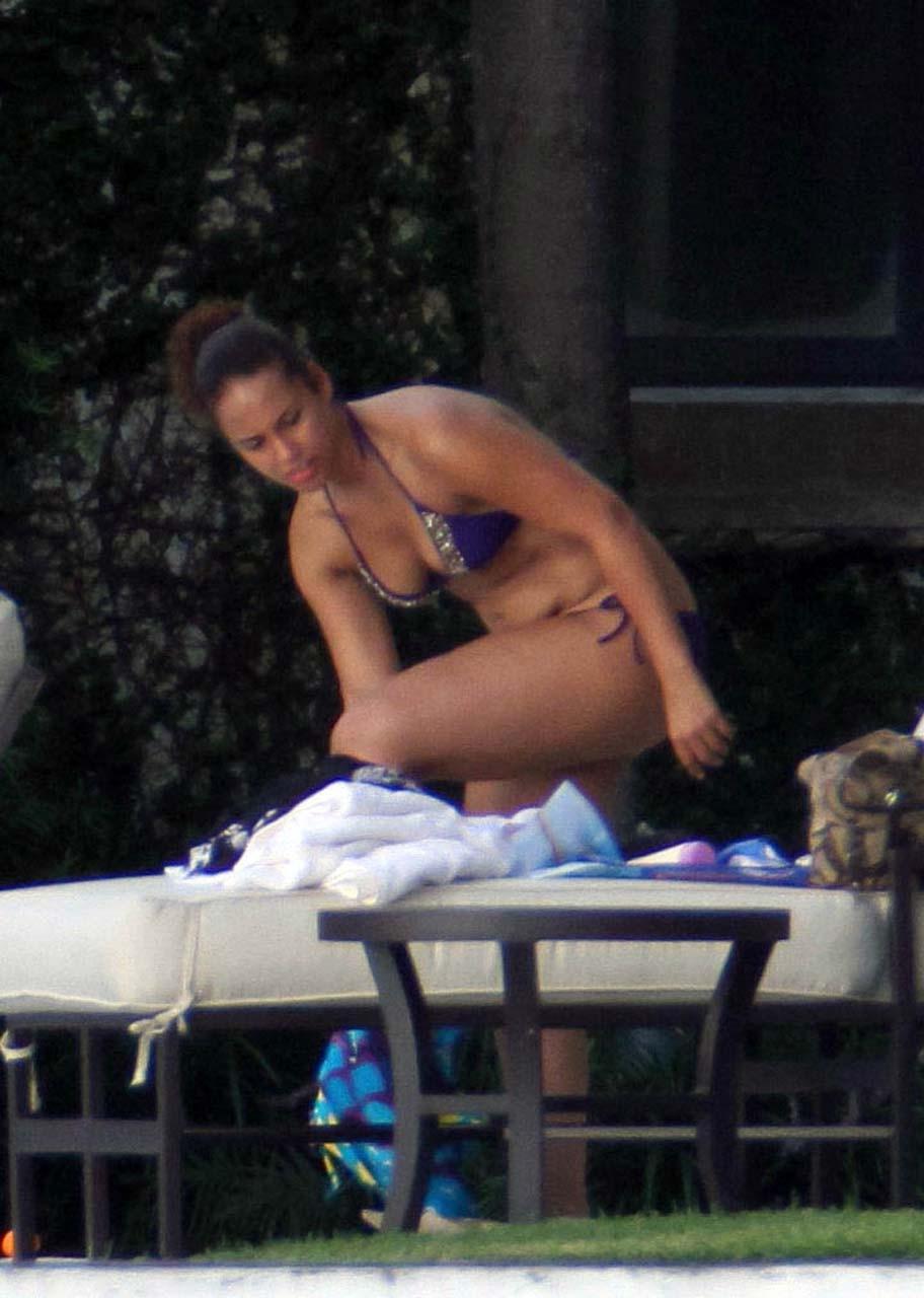 16P Alicia Keys exposing her fucking sexy body and hot ass in bikini on pool