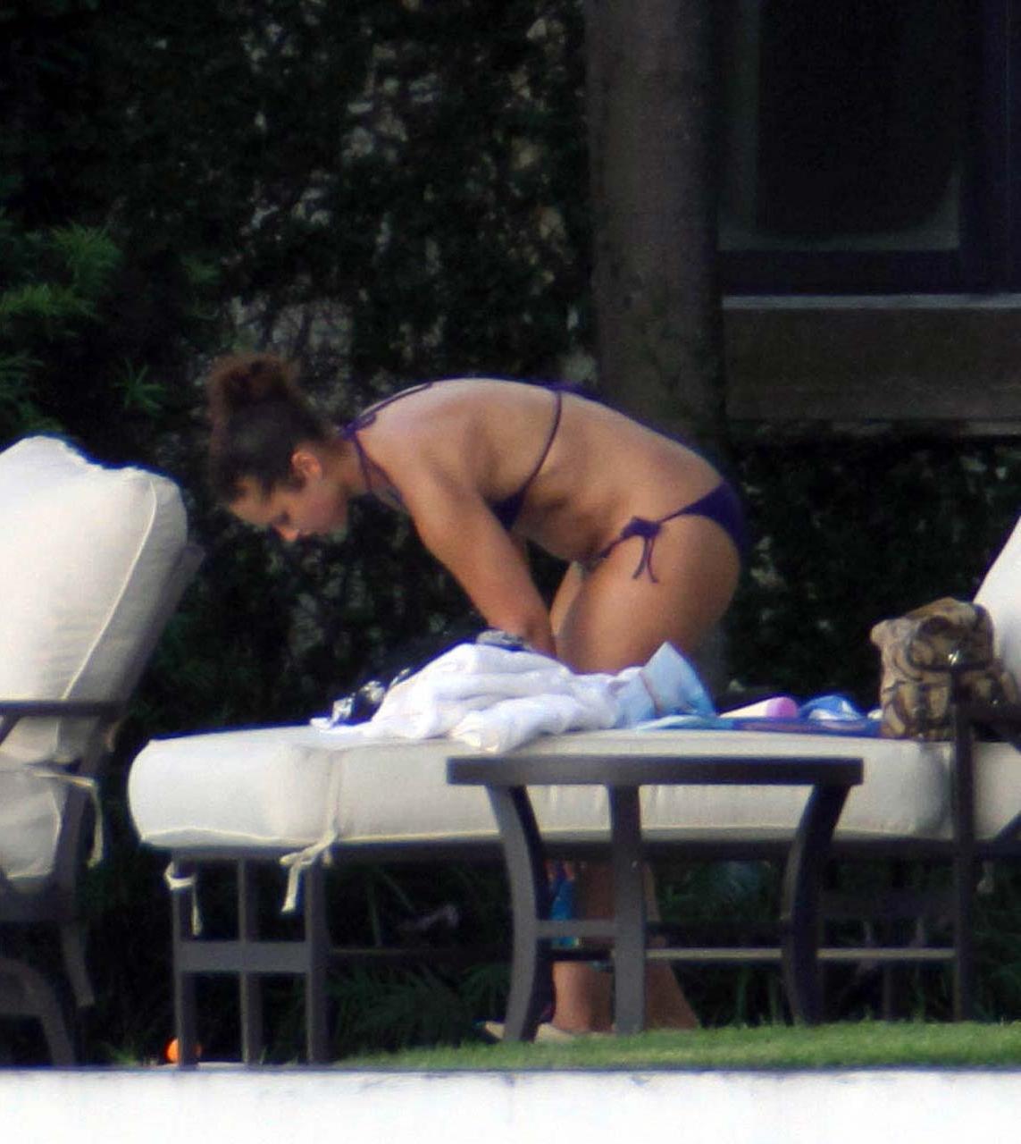 16P Alicia Keys exposing her fucking sexy body and hot ass in bikini on pool
