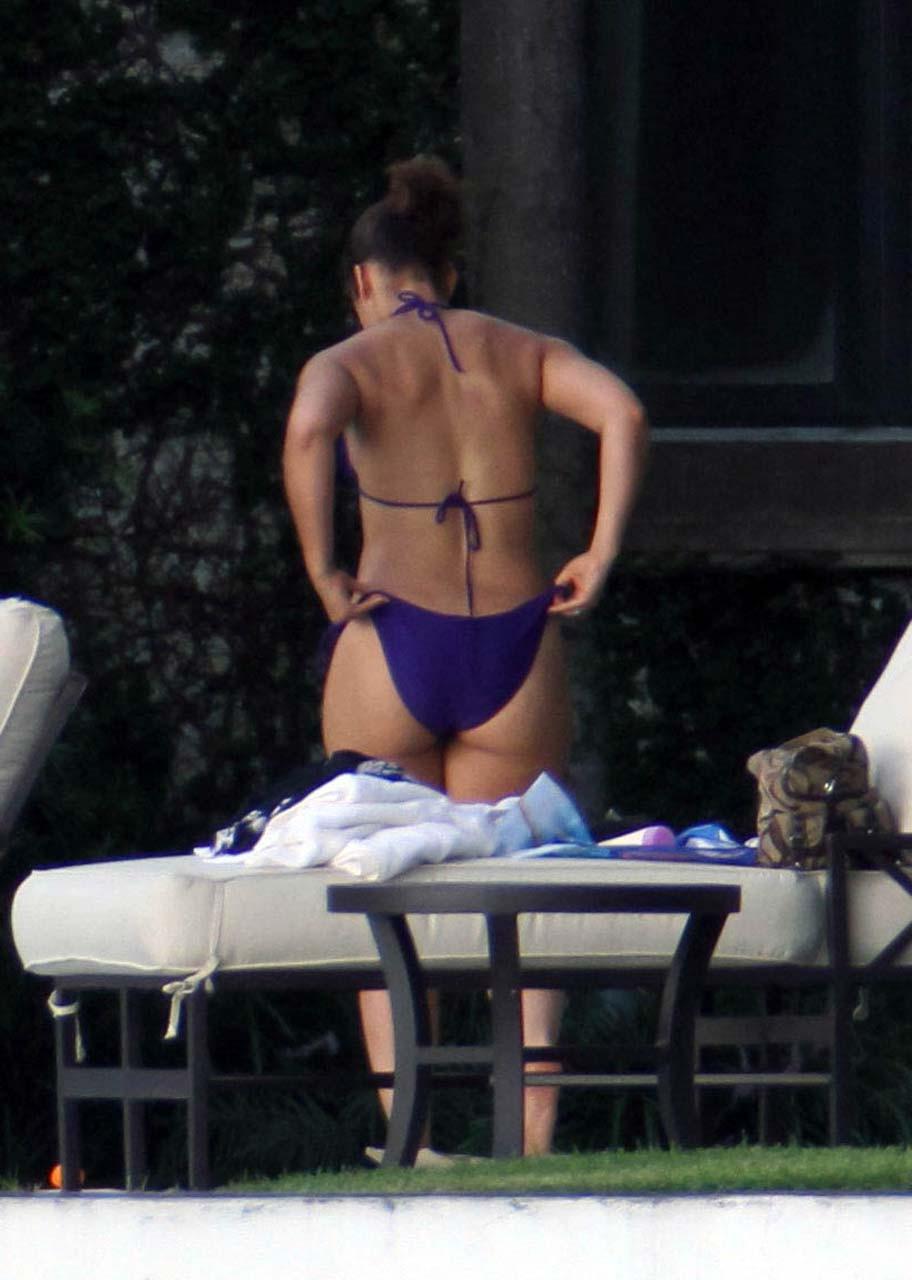 16P Alicia Keys exposing her fucking sexy body and hot ass in bikini on pool