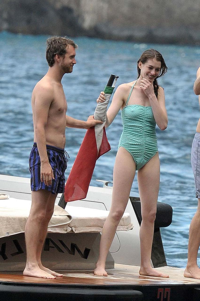 16P Anne Hathaway exposing fucking sexy body and huge nipples in bikini