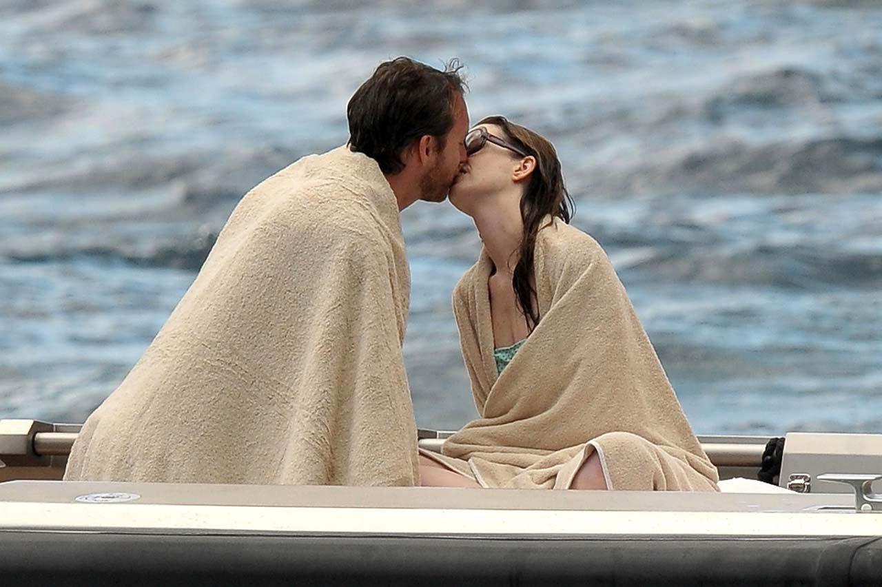 16P Anne Hathaway exposing fucking sexy body and huge nipples in bikini