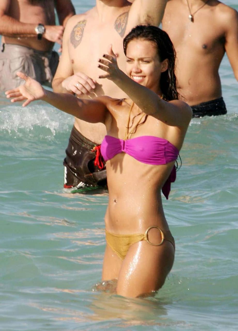 16P Jessica Alba exposing her fucking sexybody and hot ass in bikini on beach