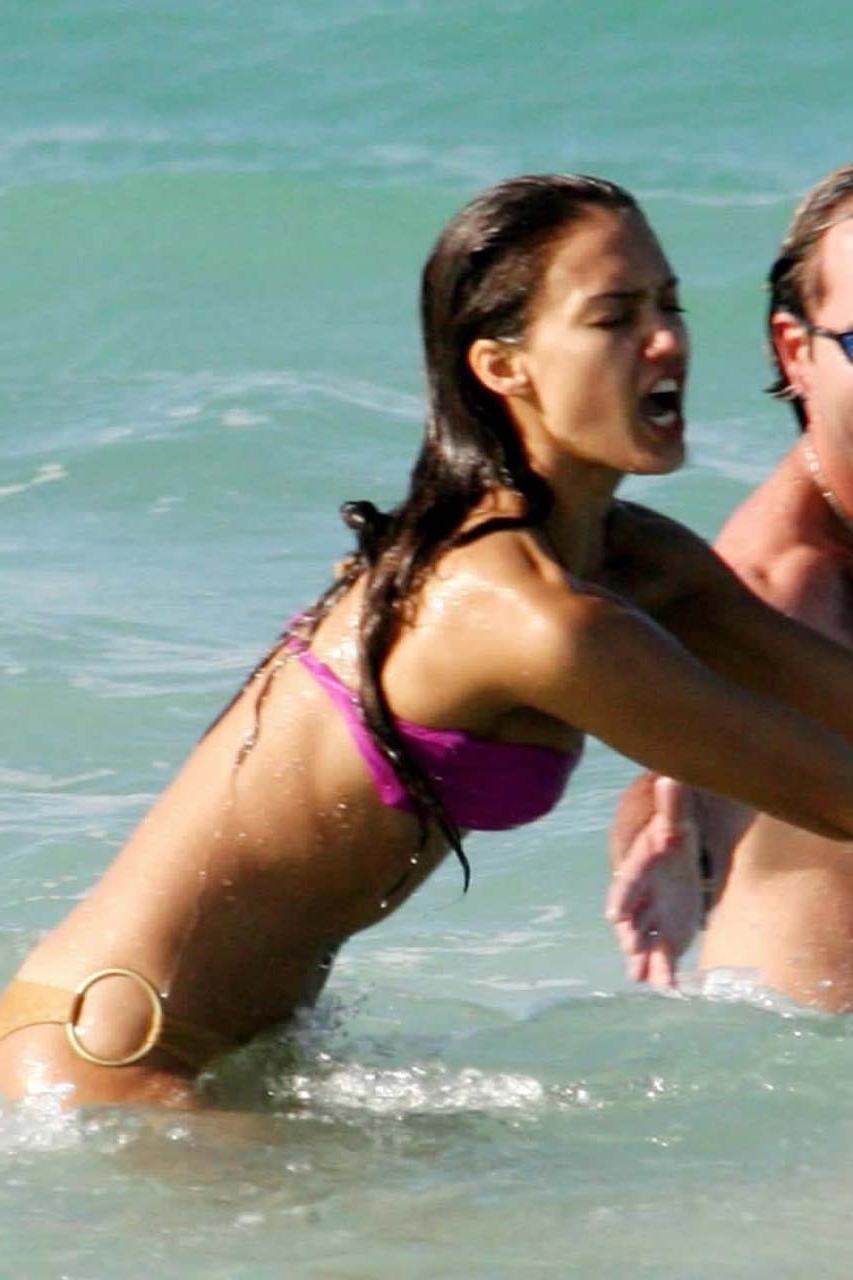 16P Jessica Alba exposing her fucking sexybody and hot ass in bikini on beach