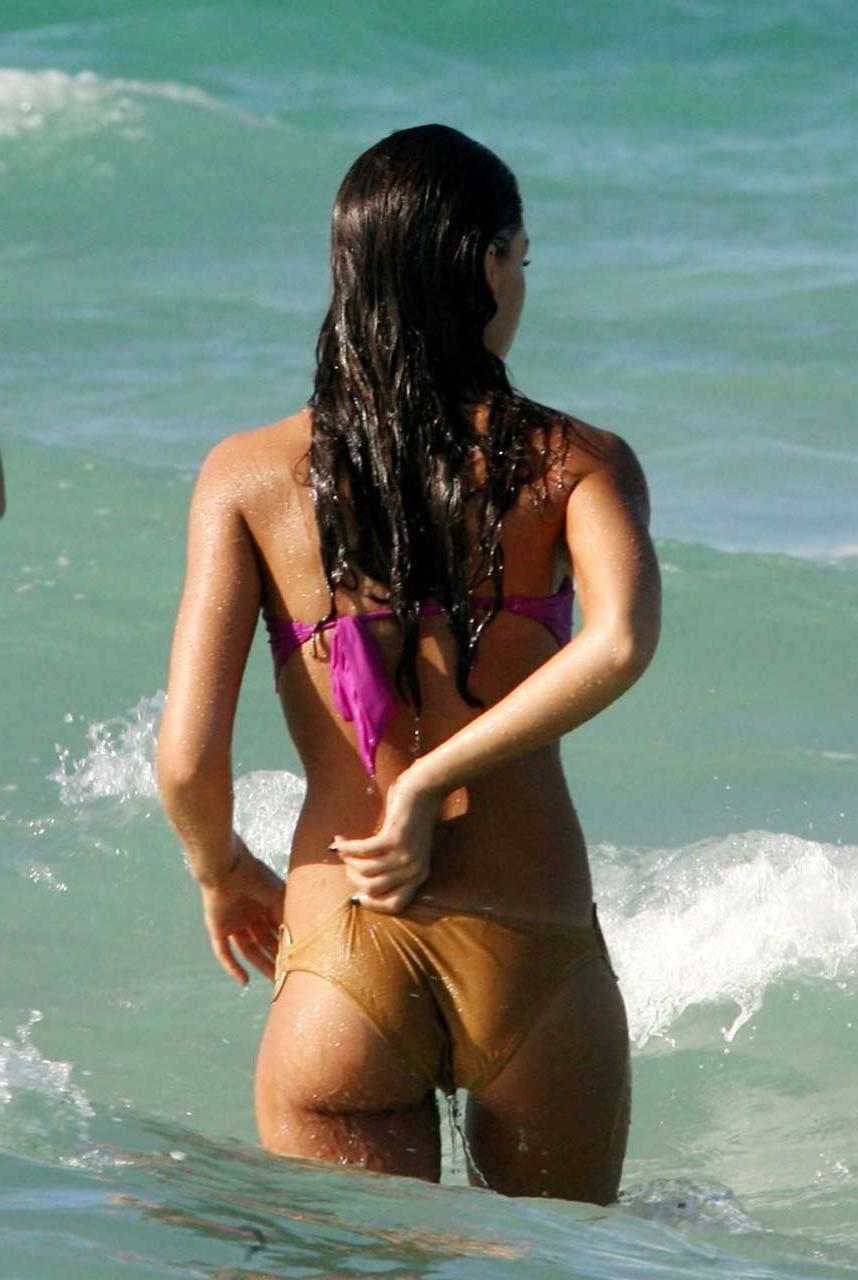 16P Jessica Alba exposing her fucking sexybody and hot ass in bikini on beach