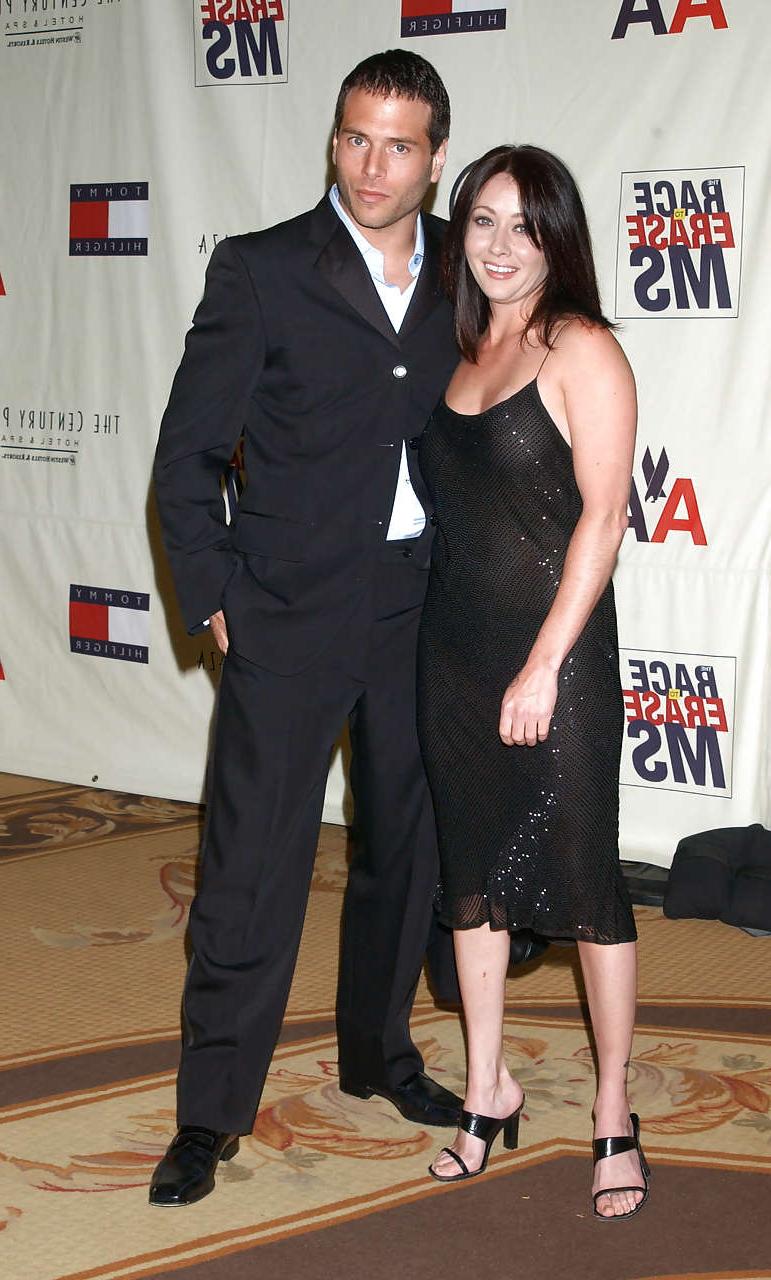 16P Shannen Doherty showing her nice big tits in see thru dress and leggy