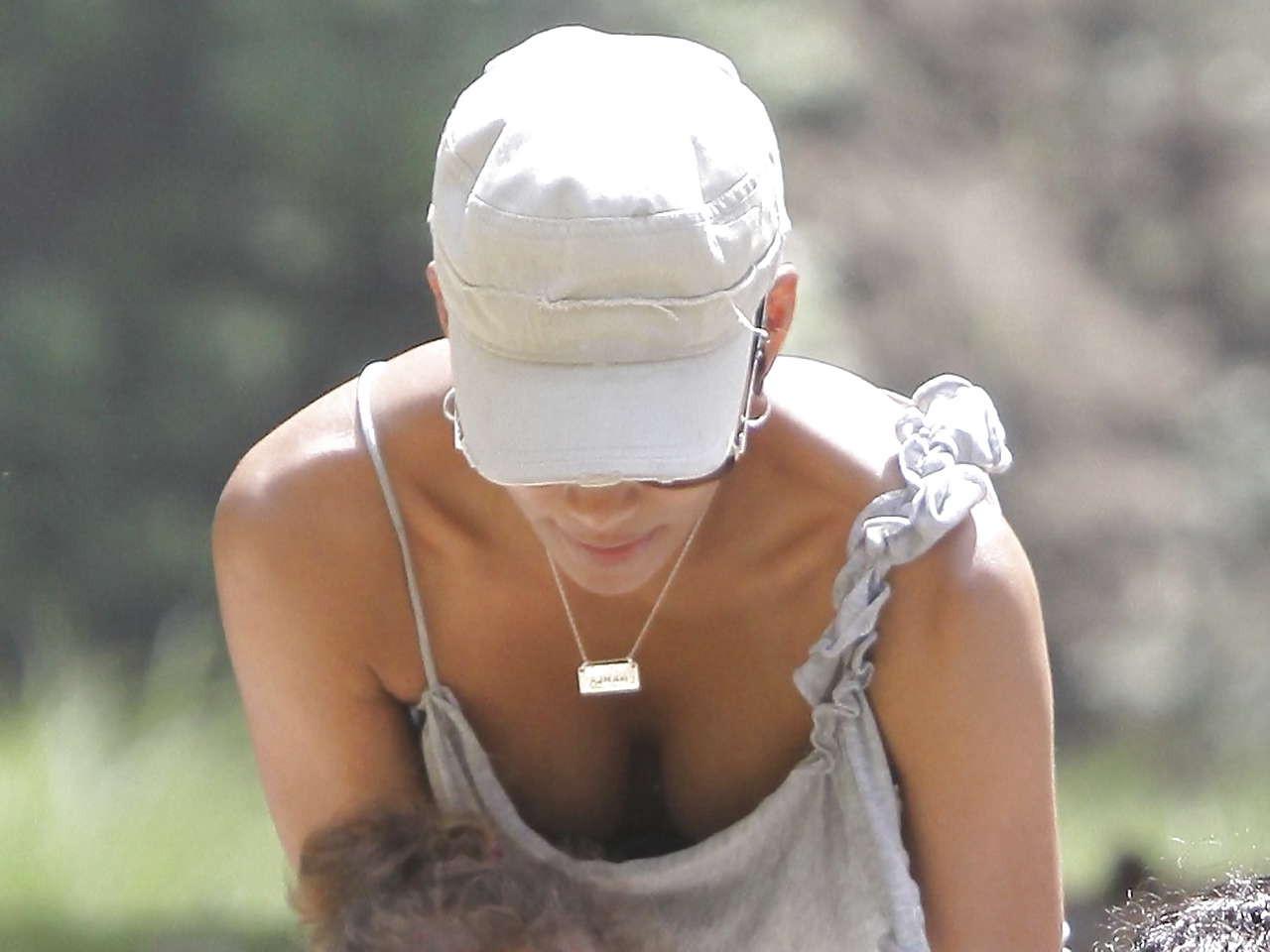15P Halle Berry downblouse and showing her pussy and nice tits paparazzi pictures