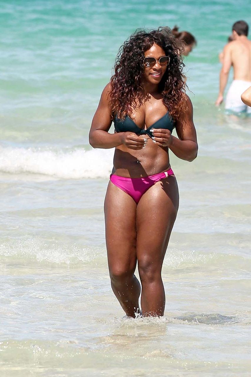 16P Serena Williams exposing sexy body and hot ass in bikini on beach