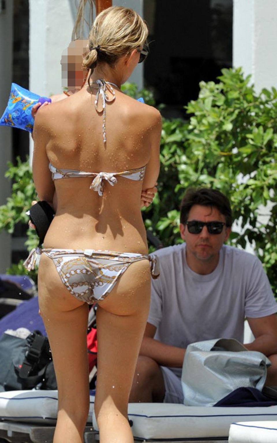 16P Karolina Kurkova wearing bikini on the Italian beach