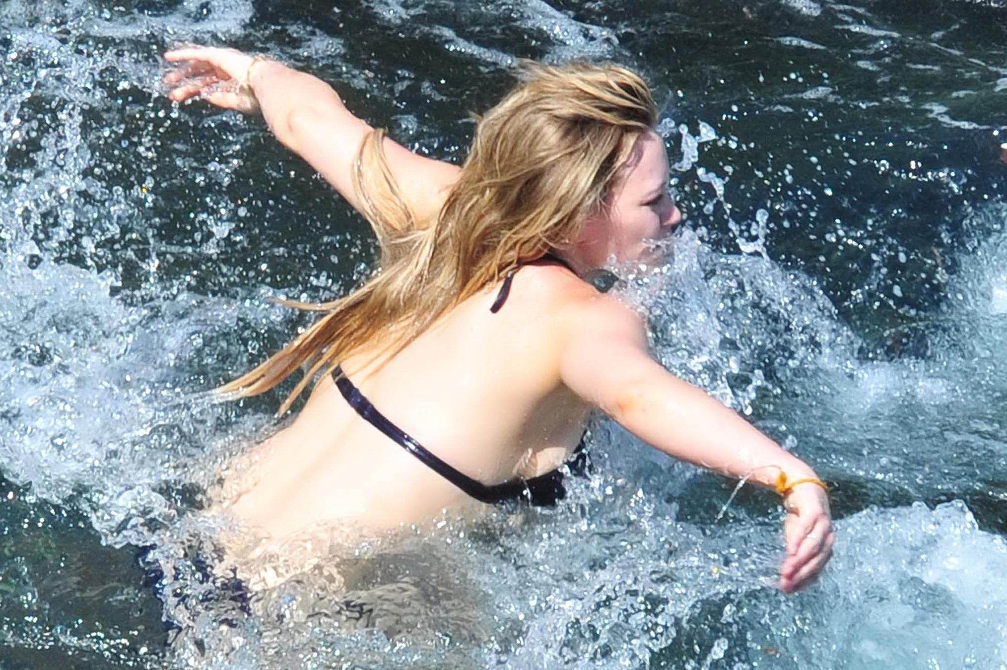 16P Hilary Duff busty wearing bikini on the Italian beach