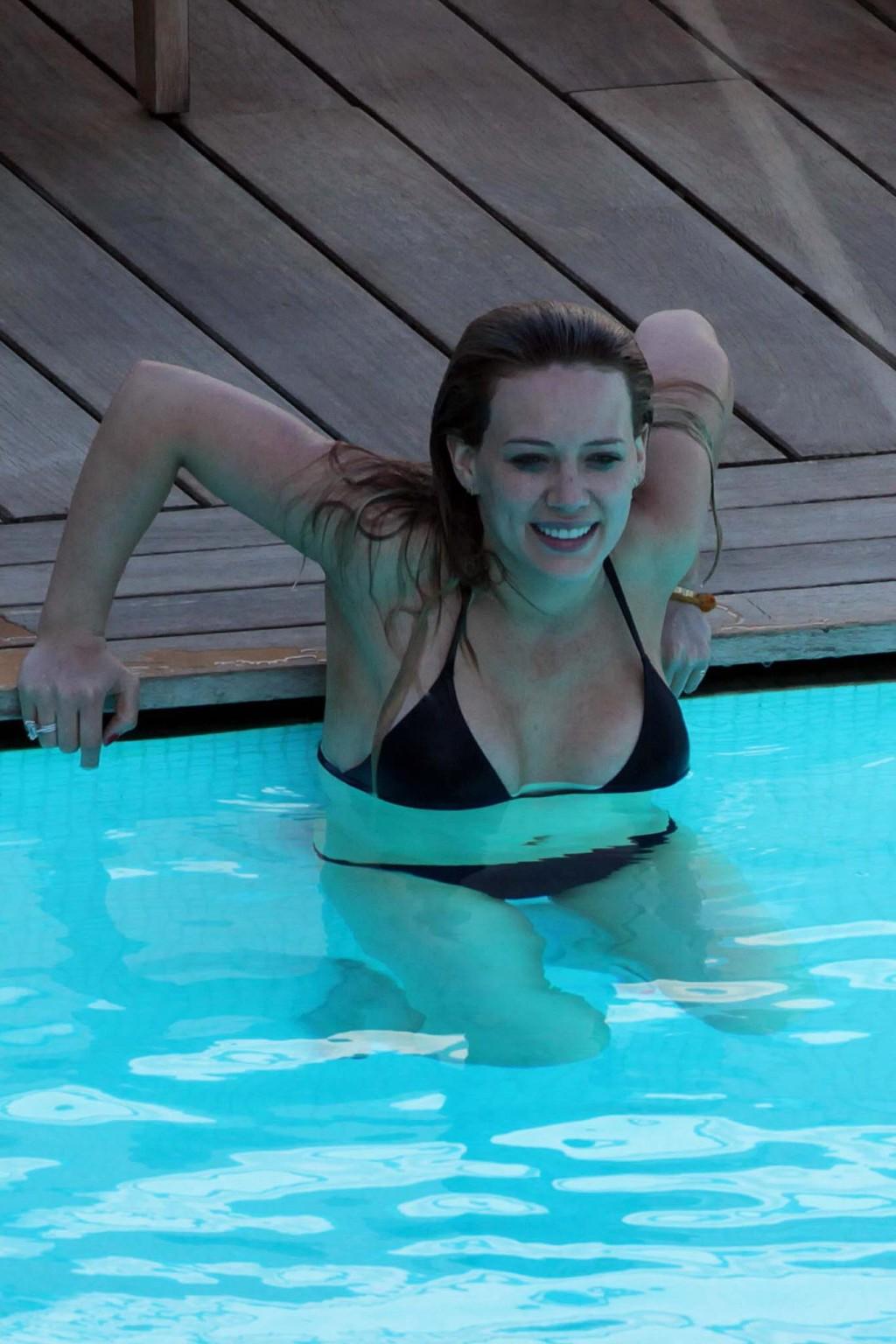 16P Hilary Duff busty wearing bikini on the Italian beach
