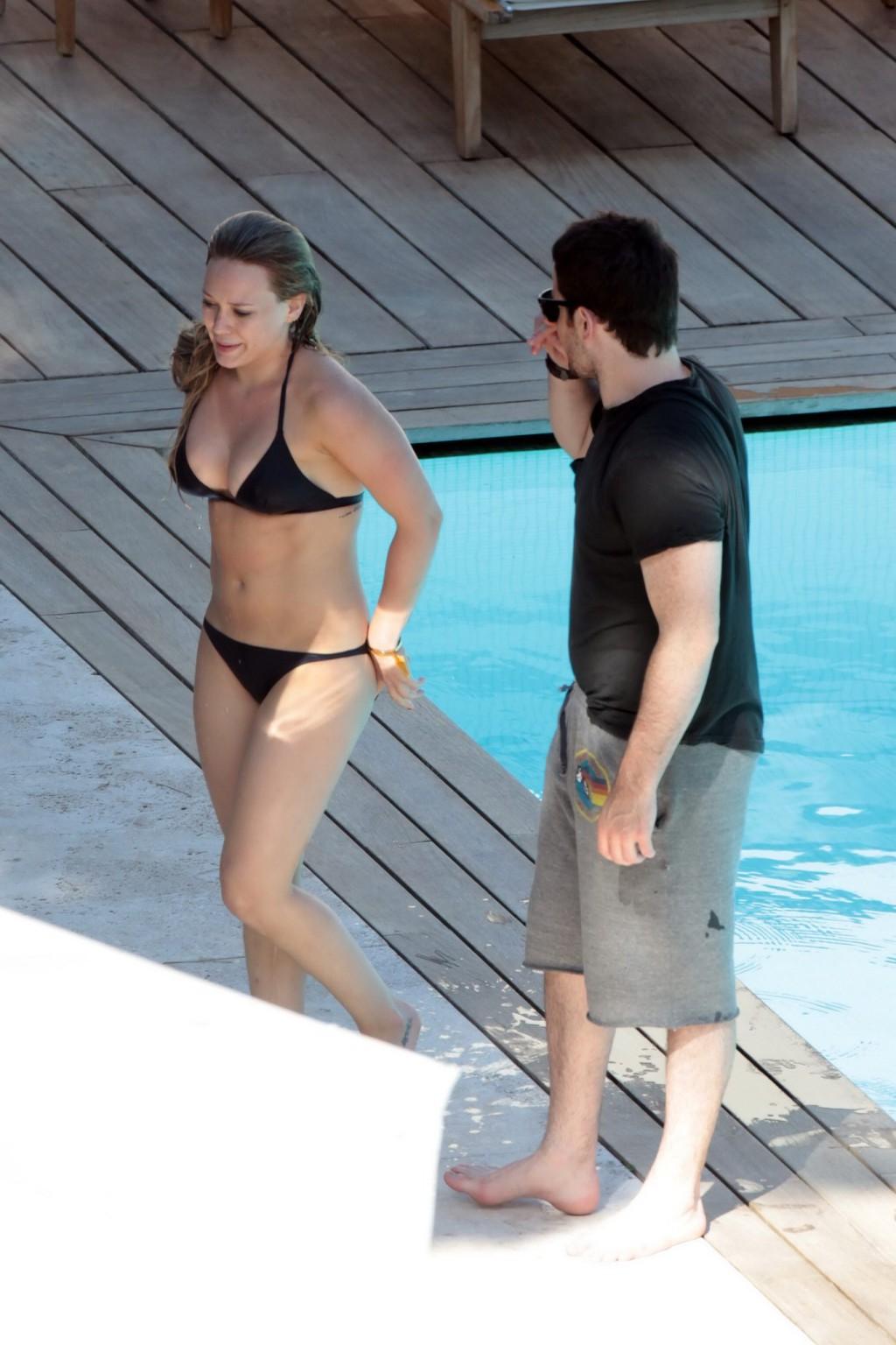 16P Hilary Duff busty wearing bikini on the Italian beach