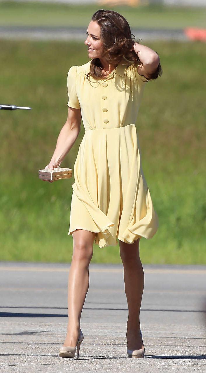16P Kate Middleton showing her panties while wind blow her yellow dress