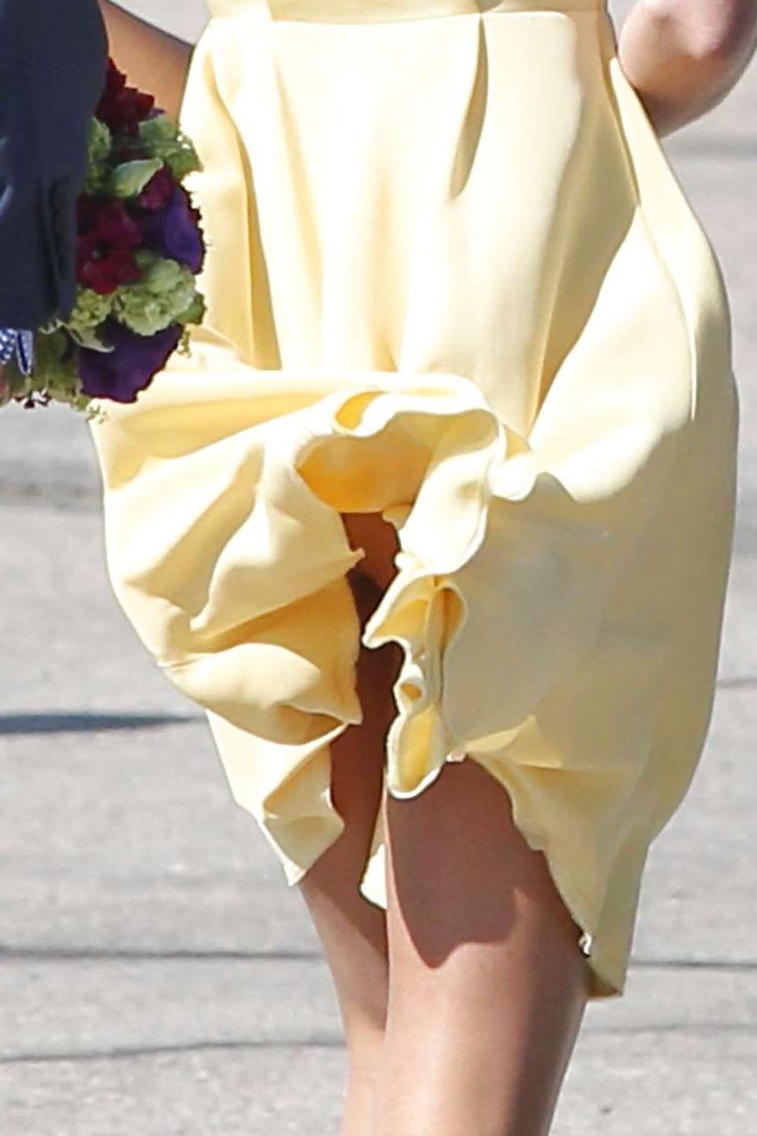 16P Kate Middleton showing her panties while wind blow her yellow dress