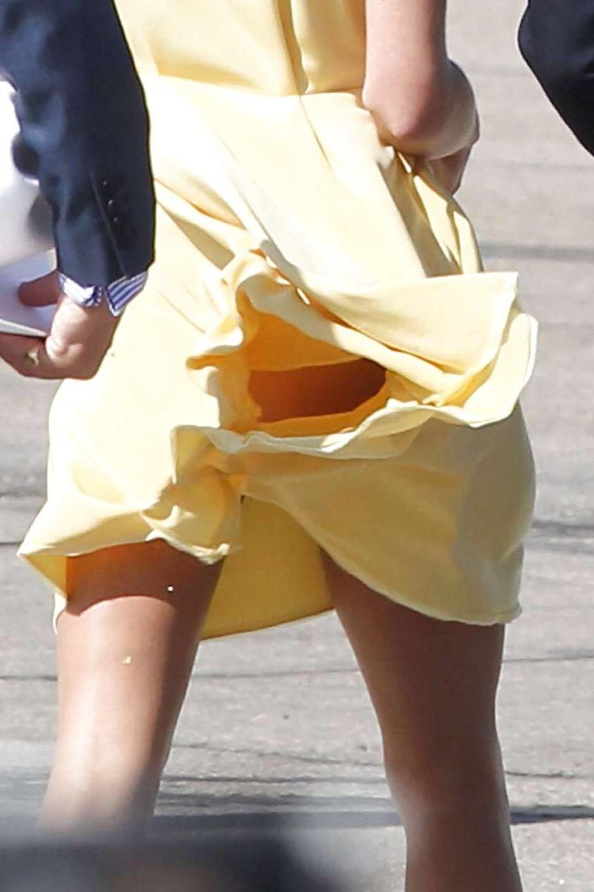 16P Kate Middleton showing her panties while wind blow her yellow dress