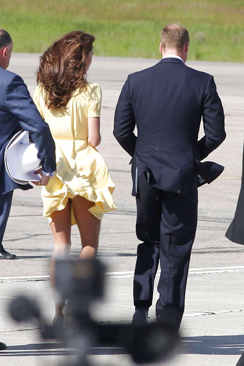 16P Kate Middleton showing her panties while wind blow her yellow dress