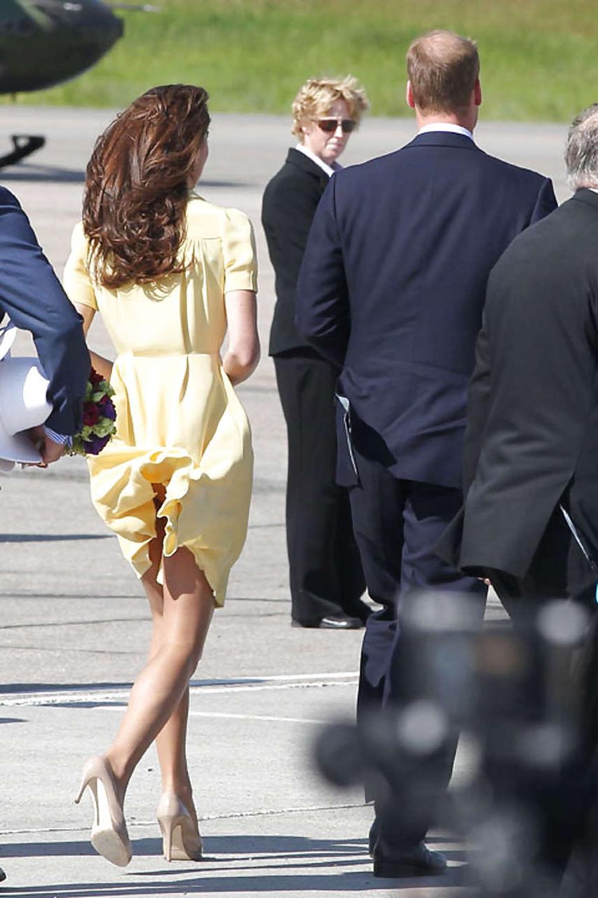 16P Kate Middleton showing her panties while wind blow her yellow dress