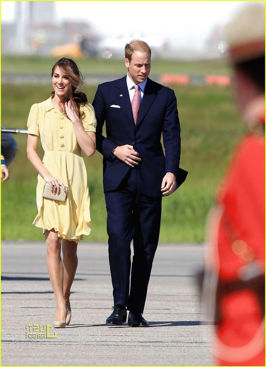 16P Kate Middleton showing her panties while wind blow her yellow dress