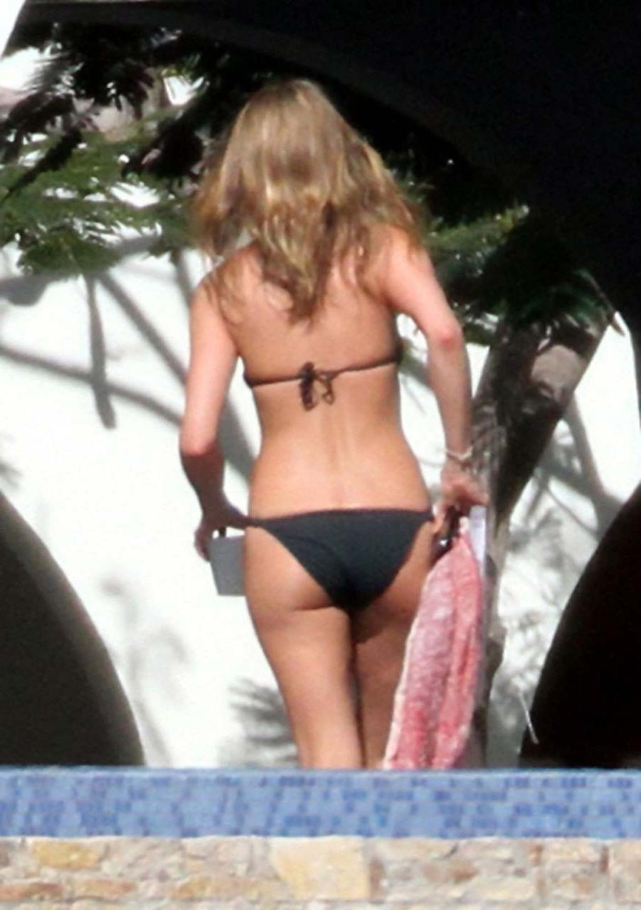 16P Jennifer Aniston fucking sexy and hot topless and lingerie photos
