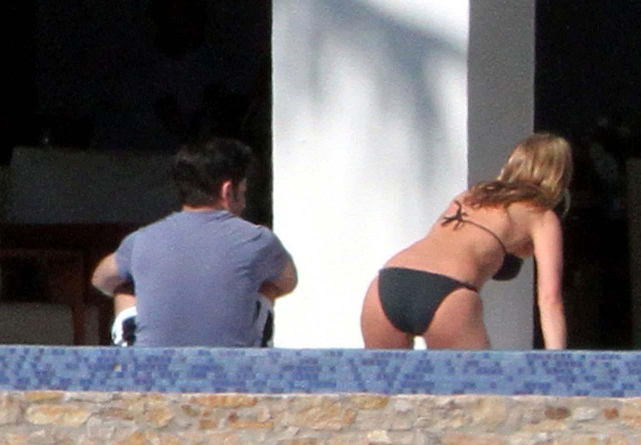 16P Jennifer Aniston fucking sexy and hot topless and lingerie photos