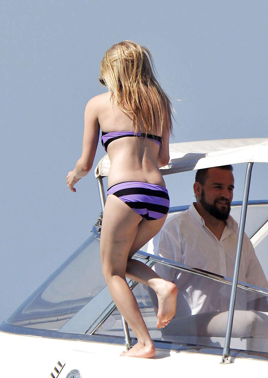 16P Avril Lavigne showing part of her ass and nipple slip in bikini on beach