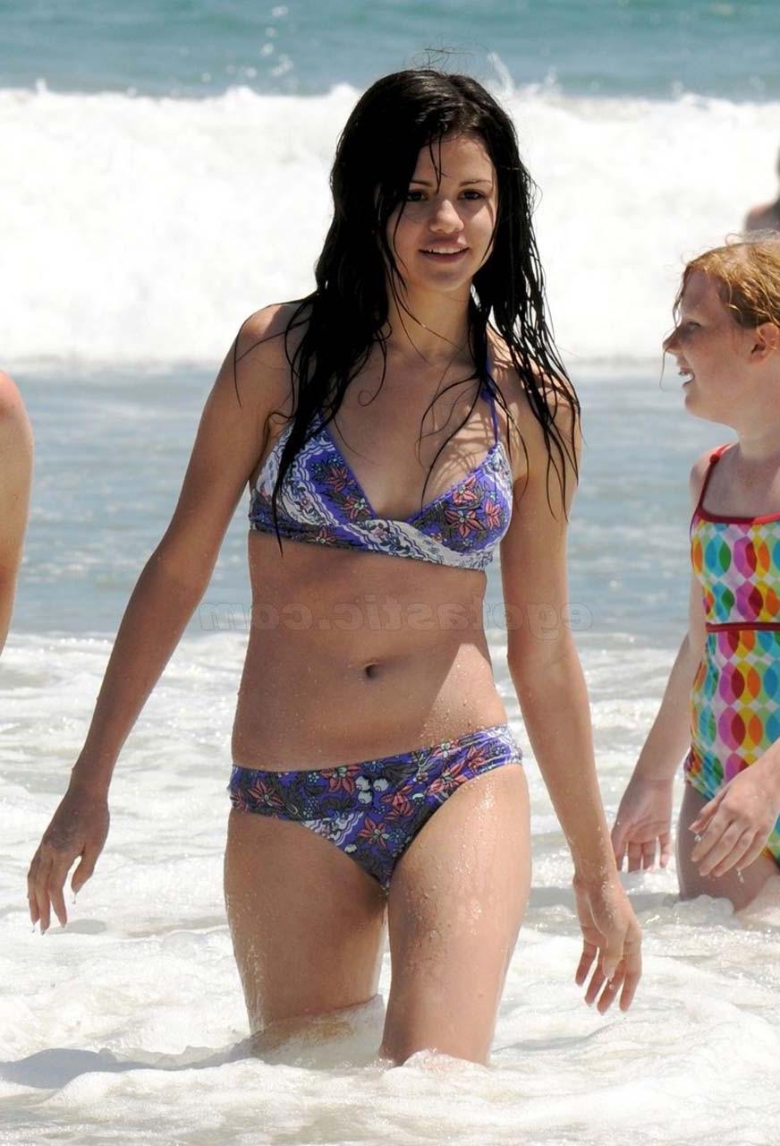16P Selena Gomez looking very sexy and hot in bikini on her private photos