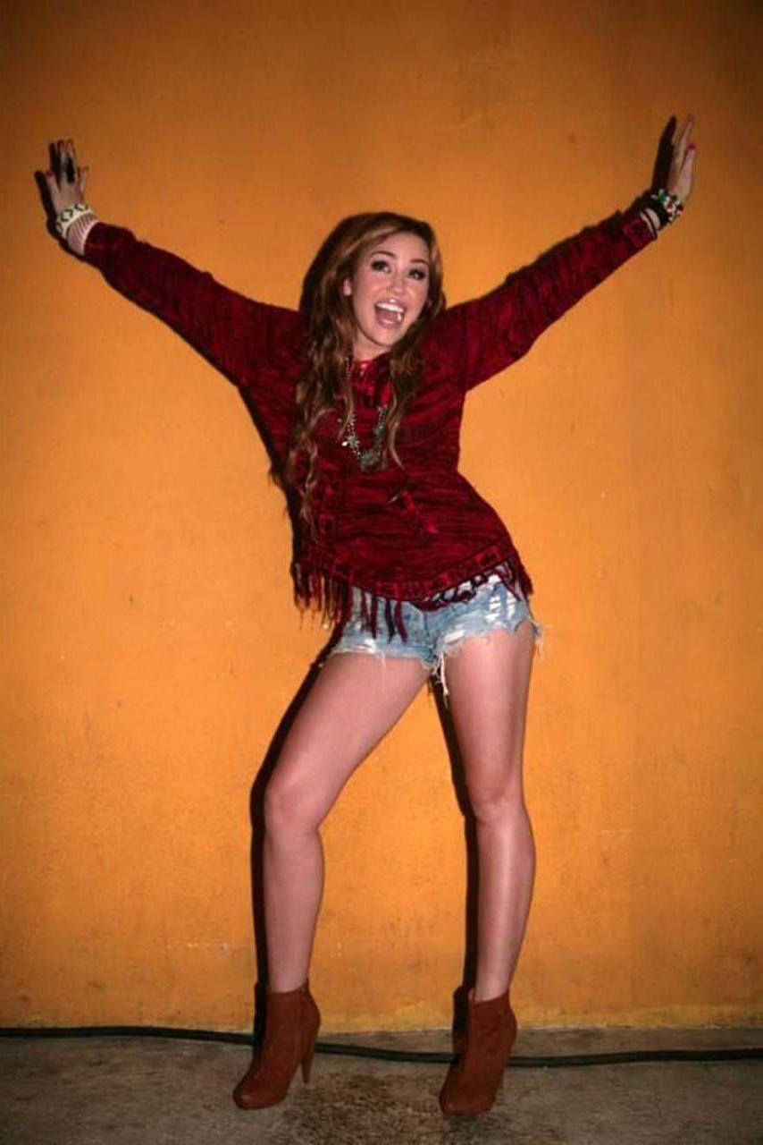 16P Miley Cyrus exposing her sexy nipples in see thru shirt on private photos