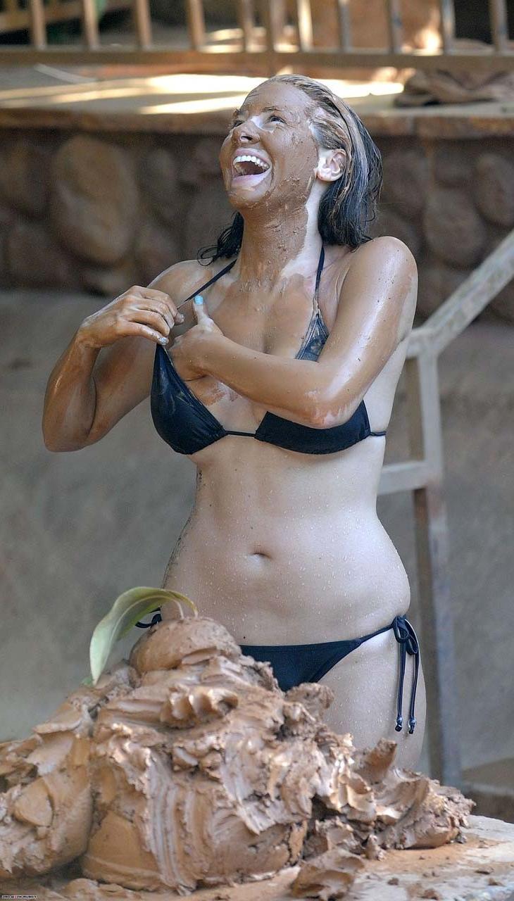 16P Imogen Thomas exposing fucking sexy body and hot ass in bikini on pool