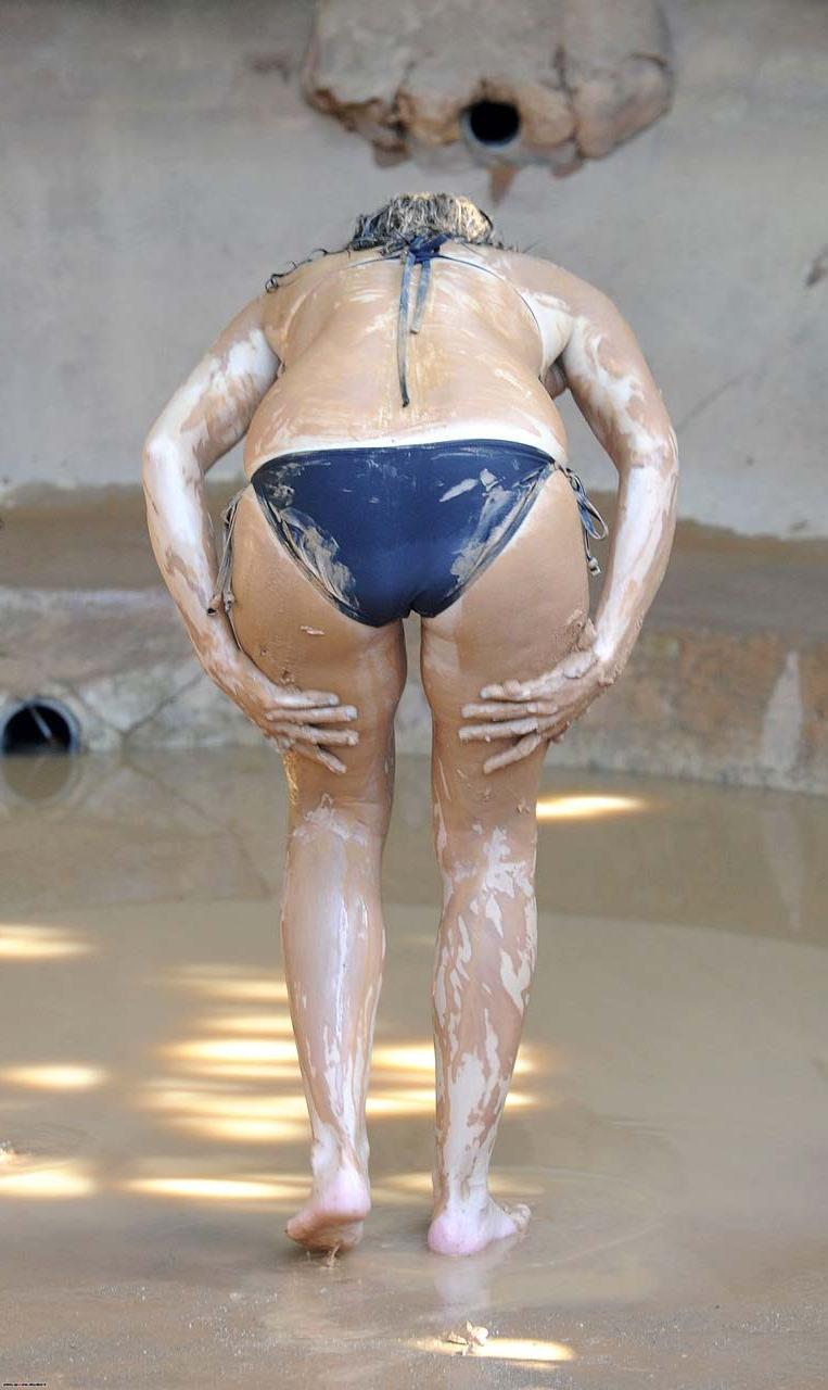 16P Imogen Thomas exposing fucking sexy body and hot ass in bikini on pool
