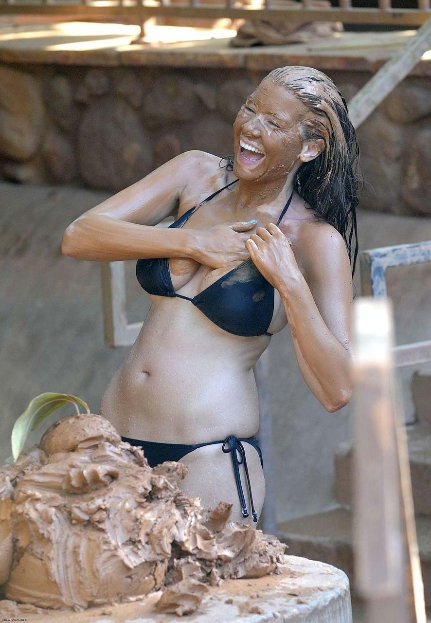 16P Imogen Thomas exposing fucking sexy body and hot ass in bikini on pool