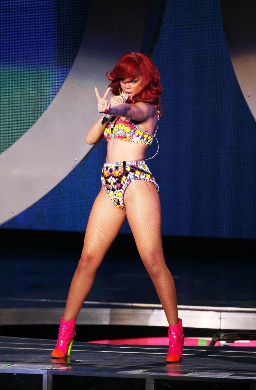 16P Rihanna exposing her fucking sexy body and hot ass on stage