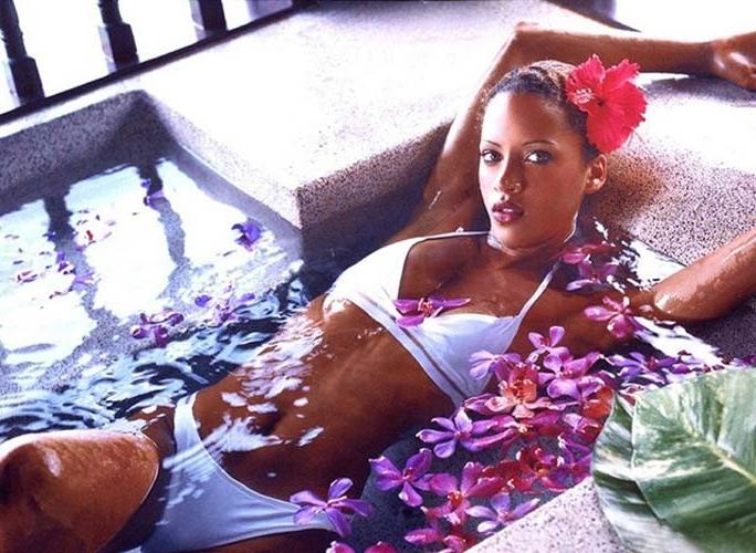 10P Noemie Lenoir showing their super sexy ravishing body,tits and ass