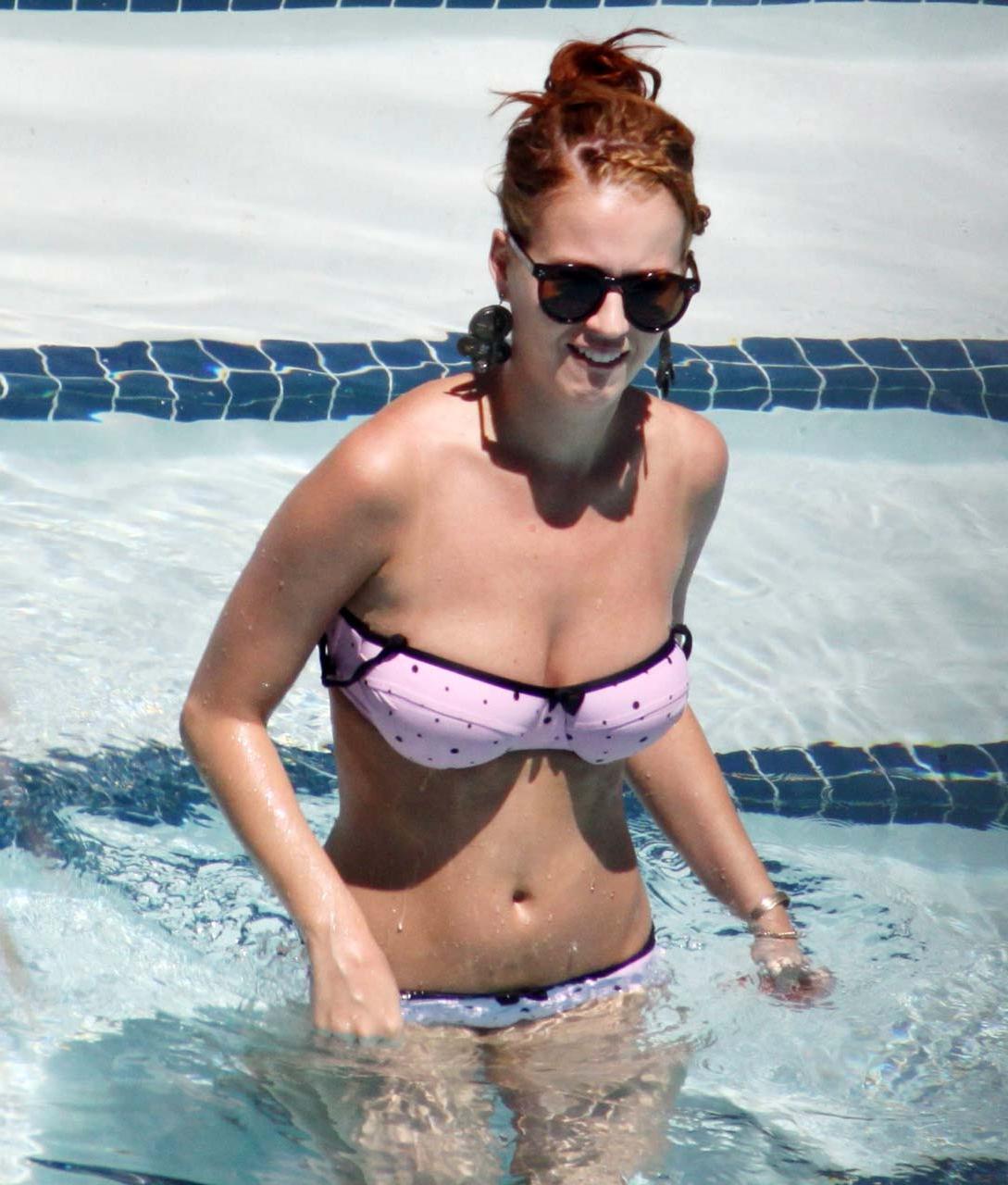 16P Katy Perry exposing fucking huge boobs and sexy ass in bikini on pool