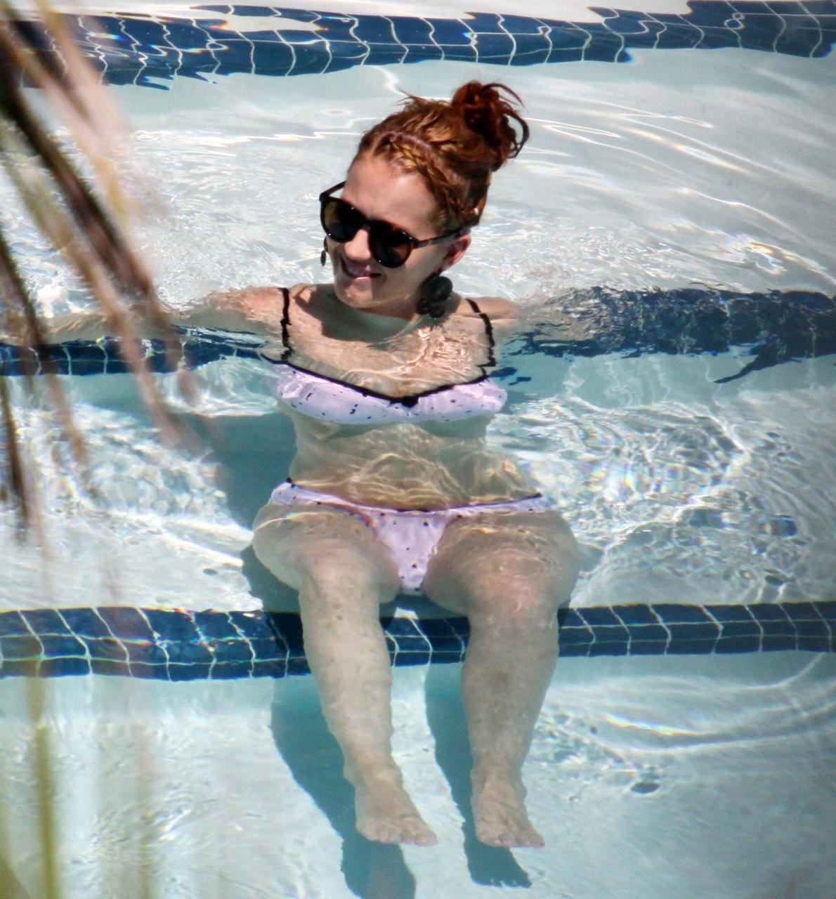 16P Katy Perry exposing fucking huge boobs and sexy ass in bikini on pool