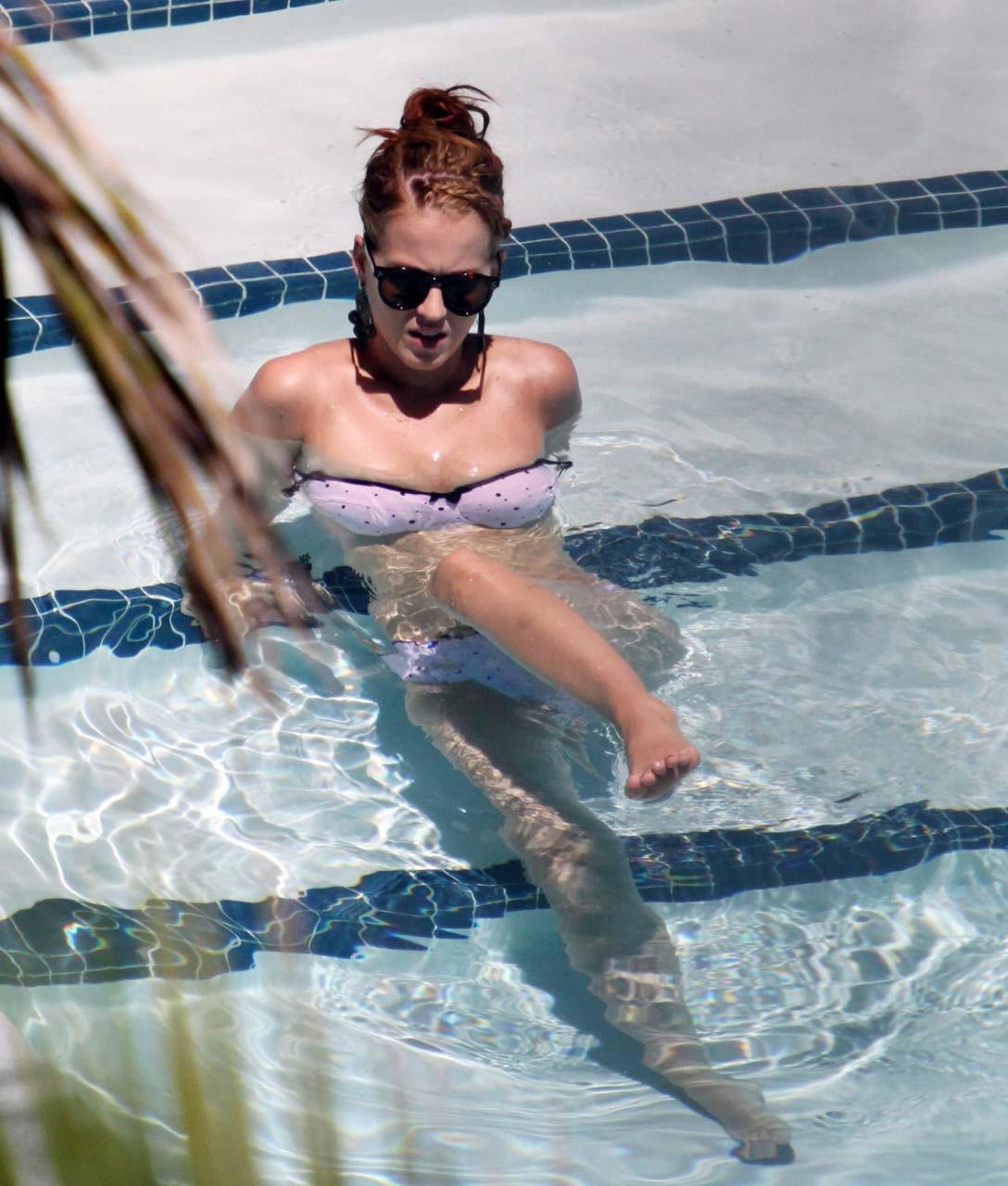 16P Katy Perry exposing fucking huge boobs and sexy ass in bikini on pool