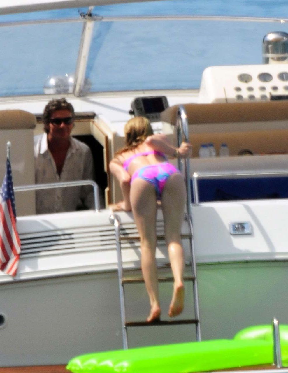 16P Avril Lavigne exposing sexy body and hot ass in bikini on yacht