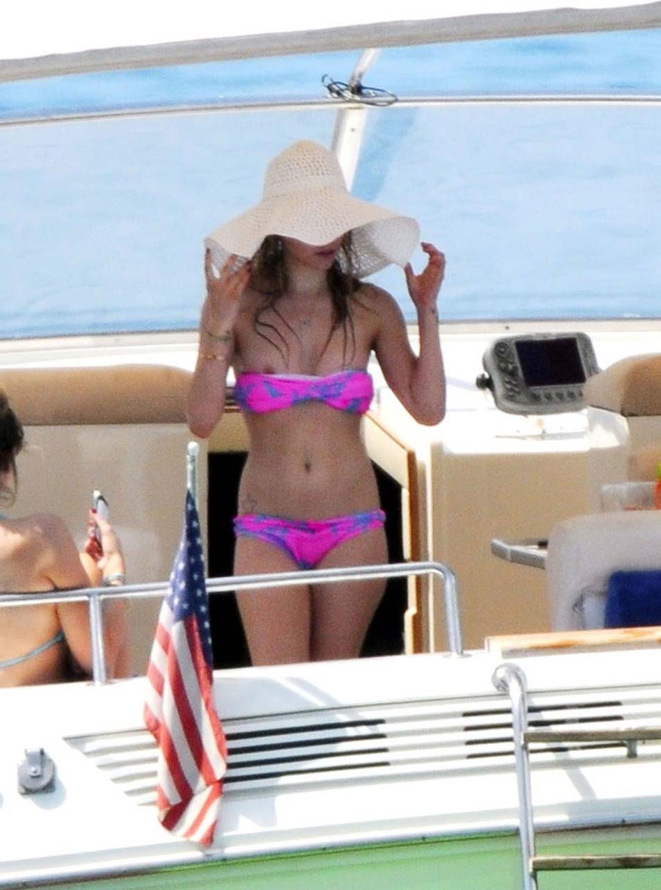 16P Avril Lavigne exposing sexy body and hot ass in bikini on yacht