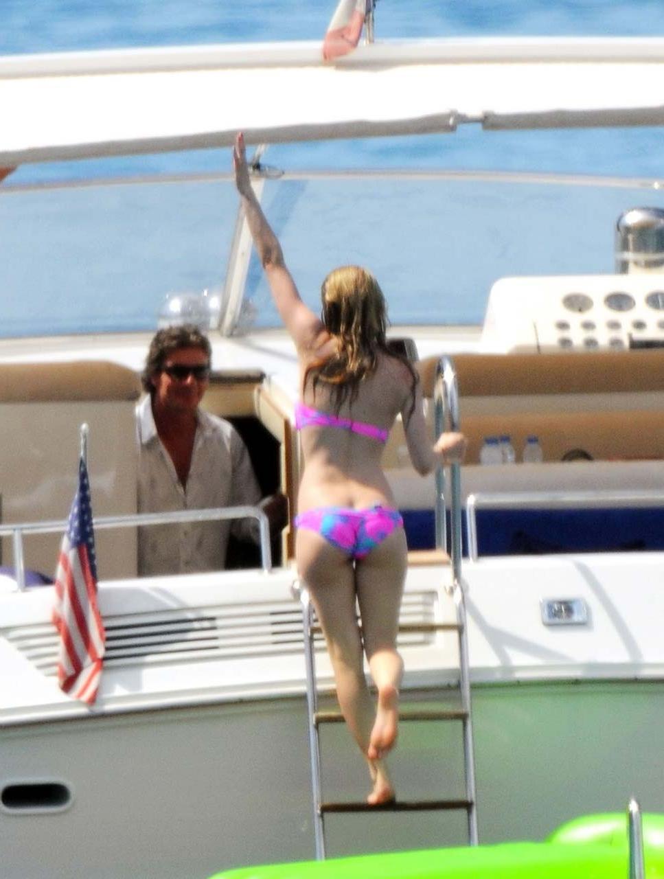 16P Avril Lavigne exposing sexy body and hot ass in bikini on yacht